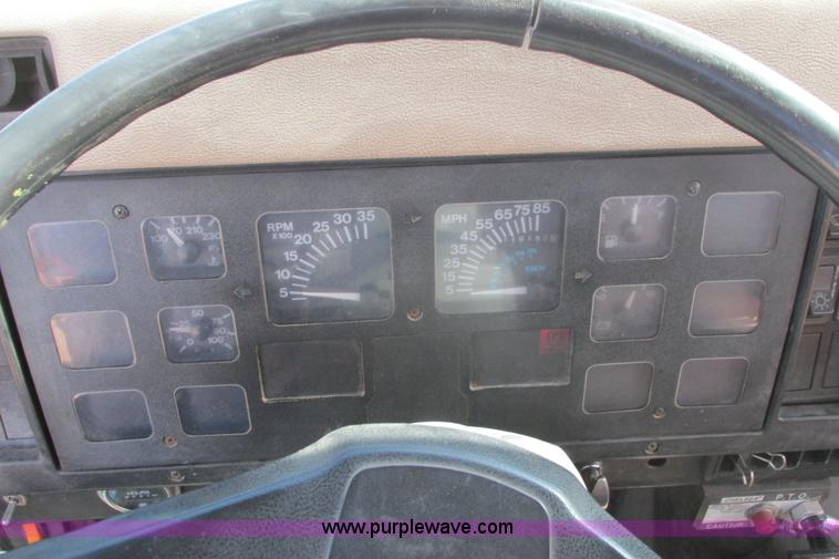 image for item G8358 1992 International 4700 service truck