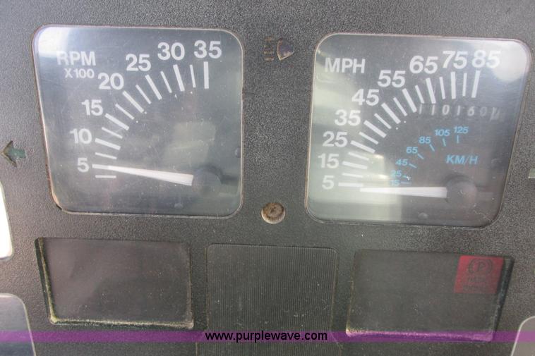 image for item G8358 1992 International 4700 service truck