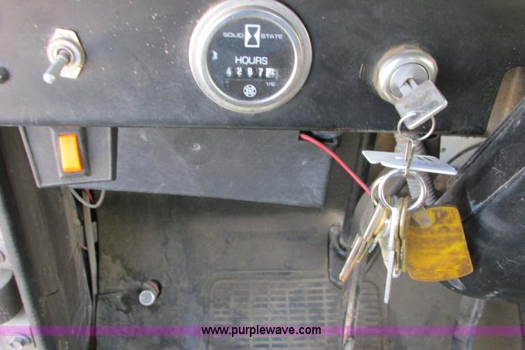 image for item G8358 1992 International 4700 service truck