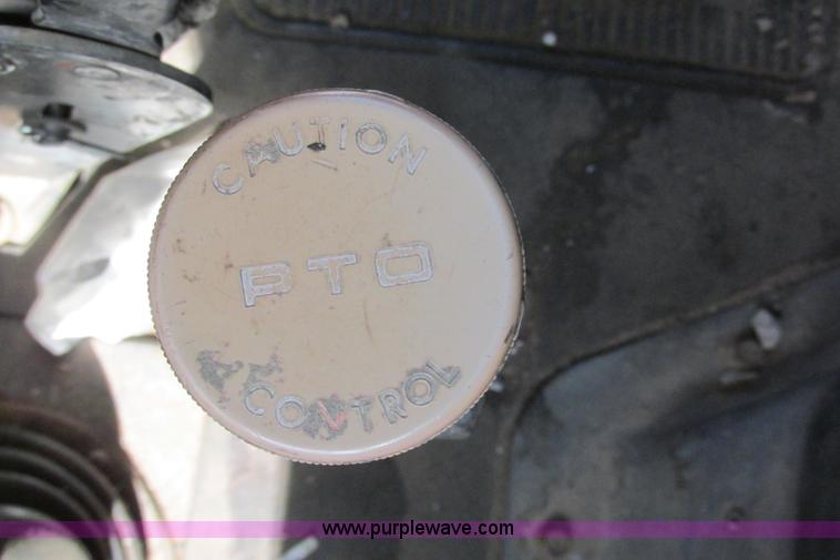 image for item G8358 1992 International 4700 service truck