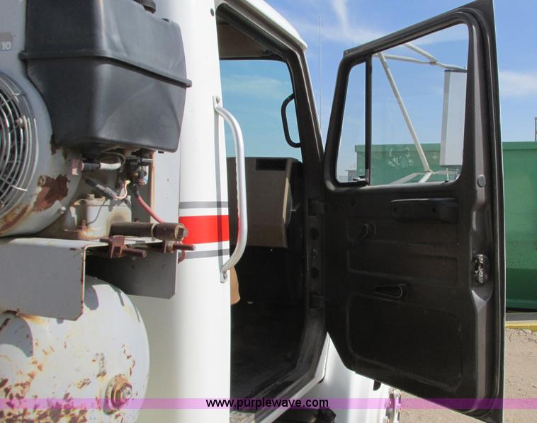 image for item G8358 1992 International 4700 service truck