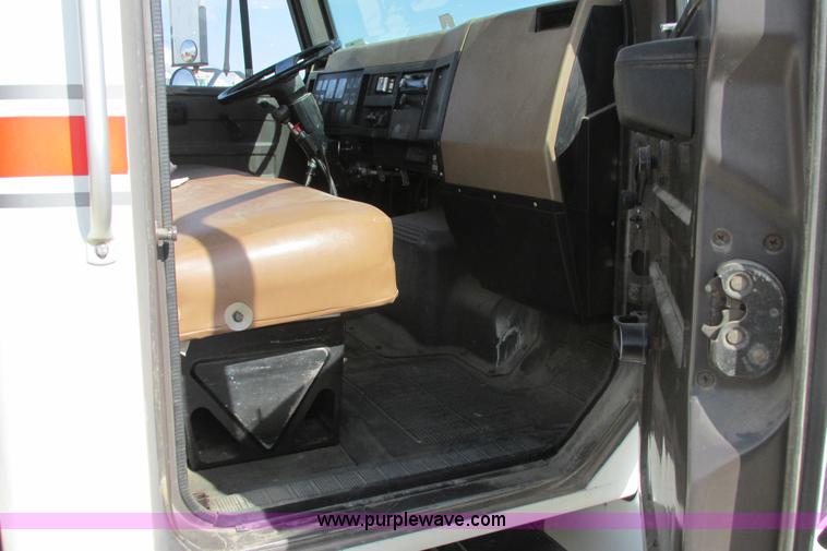 image for item G8358 1992 International 4700 service truck