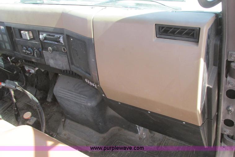 image for item G8358 1992 International 4700 service truck