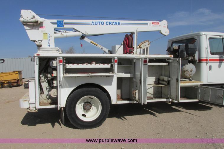 image for item G8358 1992 International 4700 service truck