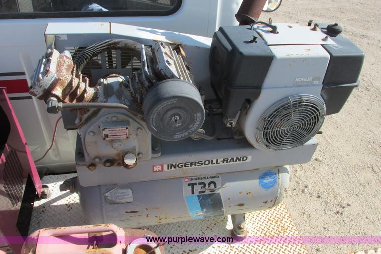 image for item G8358 1992 International 4700 service truck