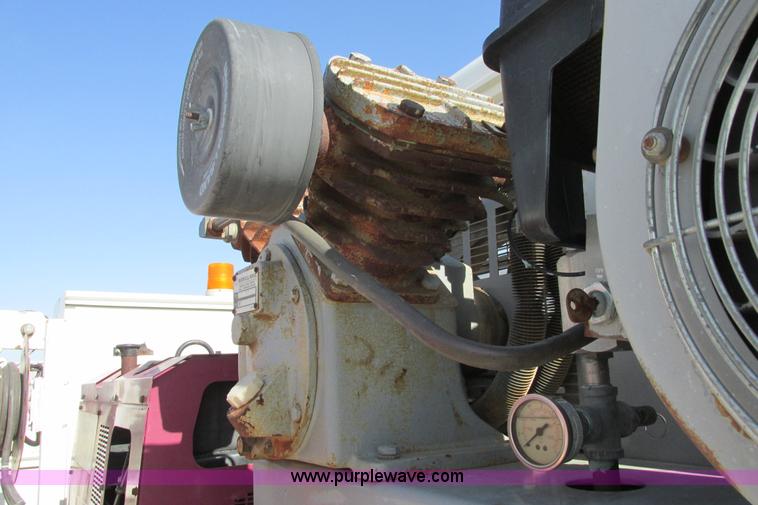 image for item G8358 1992 International 4700 service truck