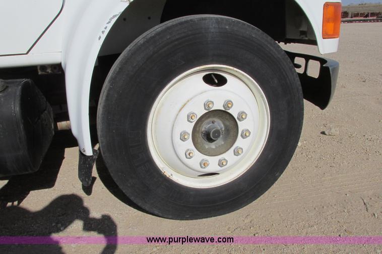 image for item G8358 1992 International 4700 service truck