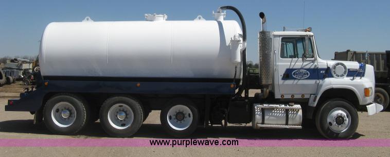 image for item G8410 1994 Ford Aeromax L9000 vacuum tank truck
