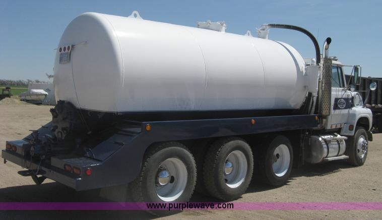image for item G8410 1994 Ford Aeromax L9000 vacuum tank truck