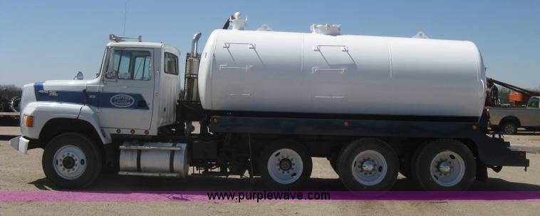 image for item G8410 1994 Ford Aeromax L9000 vacuum tank truck