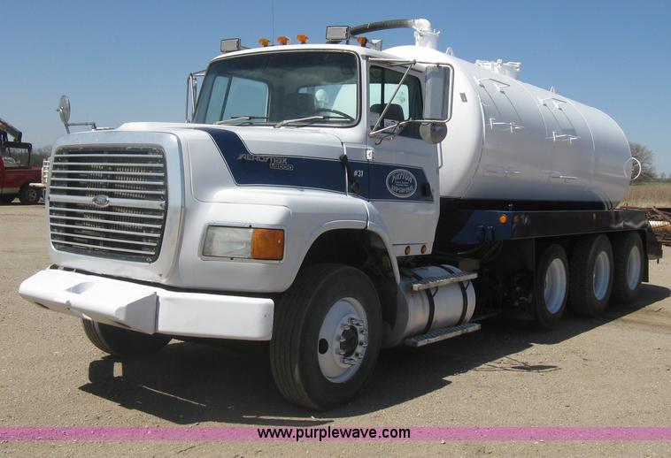 image for item G8410 1994 Ford Aeromax L9000 vacuum tank truck