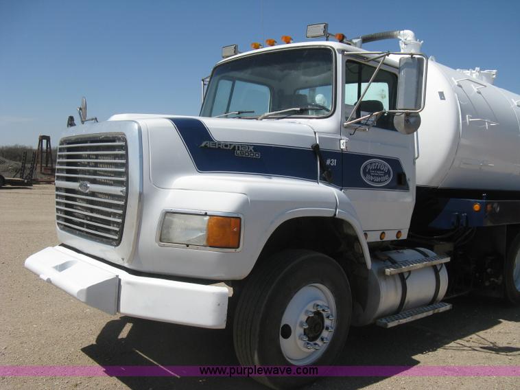 image for item G8410 1994 Ford Aeromax L9000 vacuum tank truck