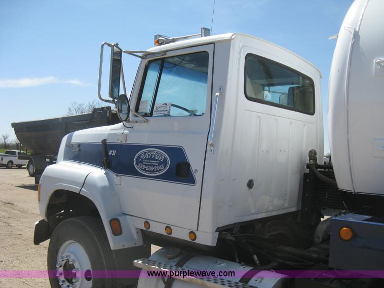 image for item G8410 1994 Ford Aeromax L9000 vacuum tank truck