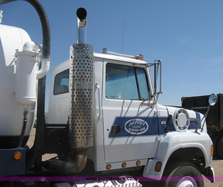 image for item G8410 1994 Ford Aeromax L9000 vacuum tank truck