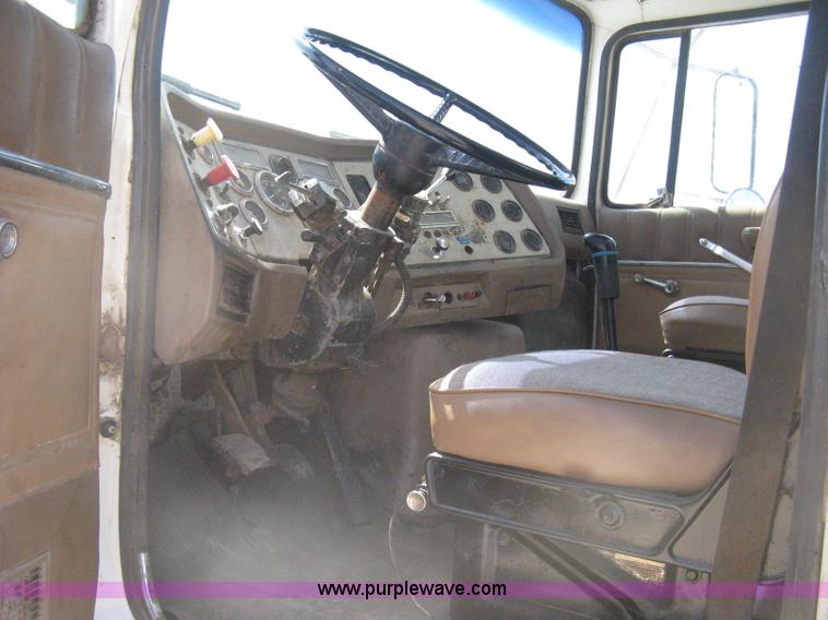 image for item G8410 1994 Ford Aeromax L9000 vacuum tank truck