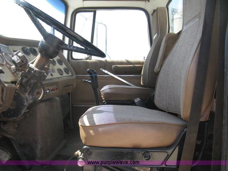 image for item G8410 1994 Ford Aeromax L9000 vacuum tank truck