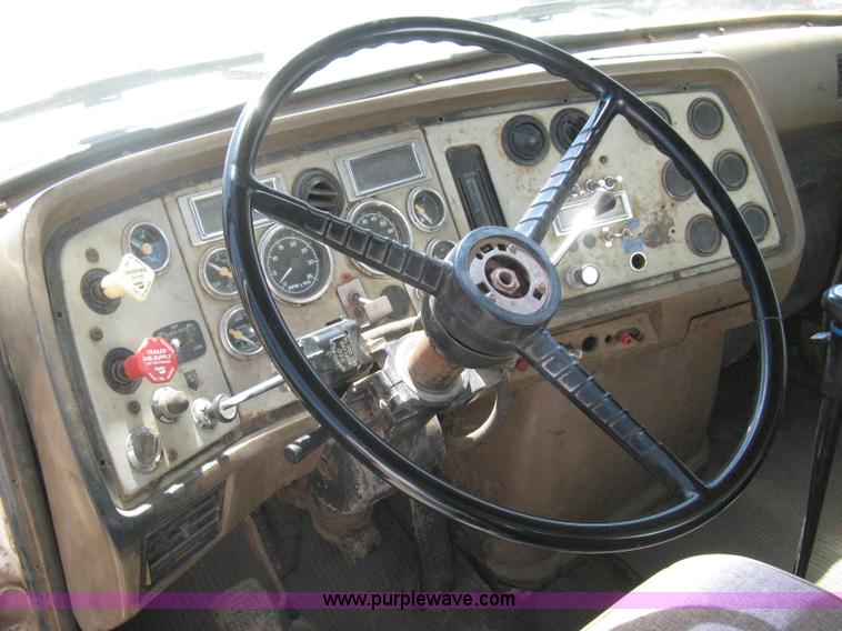 image for item G8410 1994 Ford Aeromax L9000 vacuum tank truck