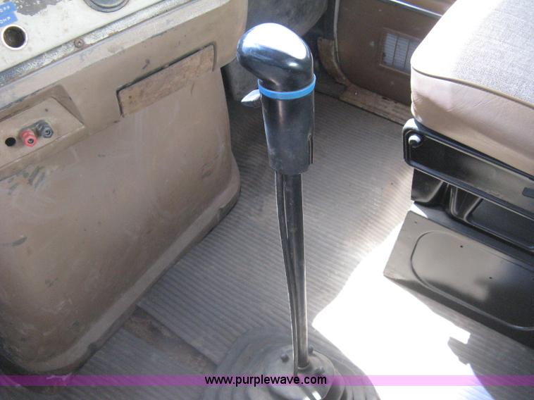 image for item G8410 1994 Ford Aeromax L9000 vacuum tank truck