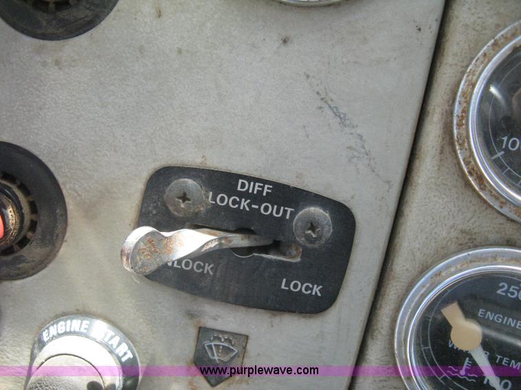 image for item G8410 1994 Ford Aeromax L9000 vacuum tank truck