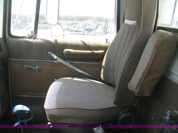 image for item G8410 1994 Ford Aeromax L9000 vacuum tank truck