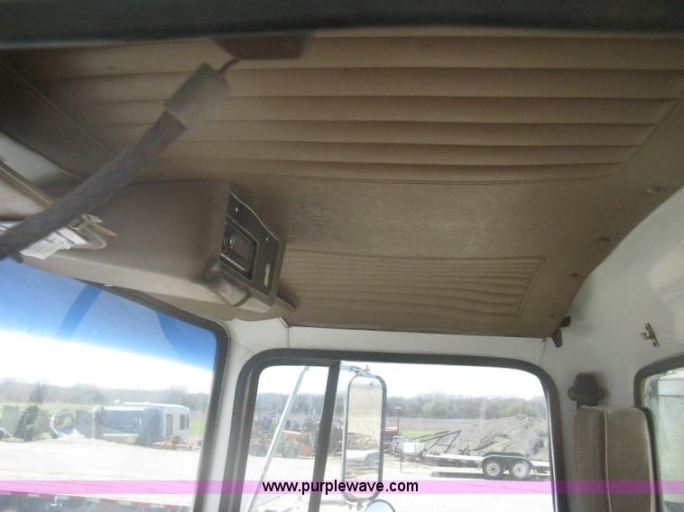 image for item G8410 1994 Ford Aeromax L9000 vacuum tank truck