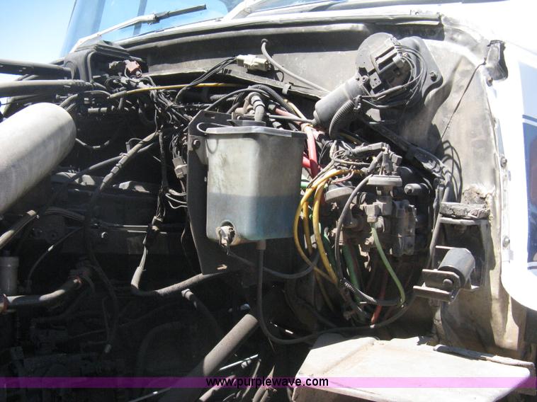 image for item G8410 1994 Ford Aeromax L9000 vacuum tank truck