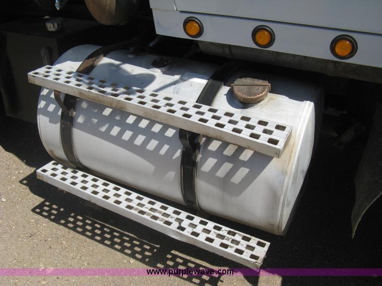 image for item G8410 1994 Ford Aeromax L9000 vacuum tank truck