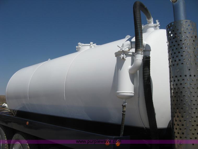 image for item G8410 1994 Ford Aeromax L9000 vacuum tank truck