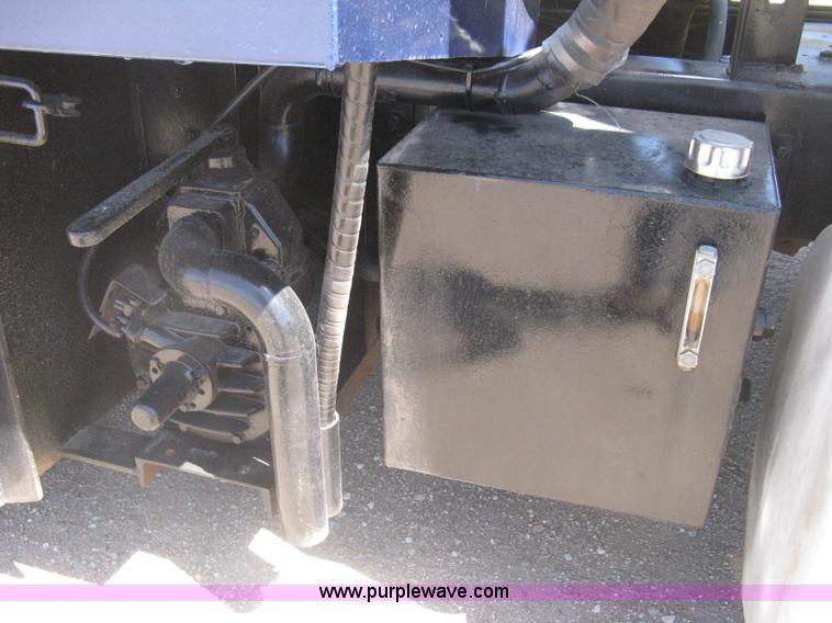 image for item G8410 1994 Ford Aeromax L9000 vacuum tank truck