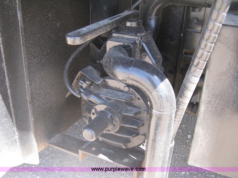 image for item G8410 1994 Ford Aeromax L9000 vacuum tank truck