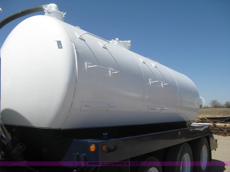 image for item G8410 1994 Ford Aeromax L9000 vacuum tank truck