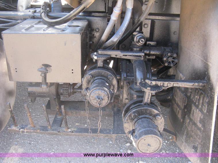 image for item G8410 1994 Ford Aeromax L9000 vacuum tank truck