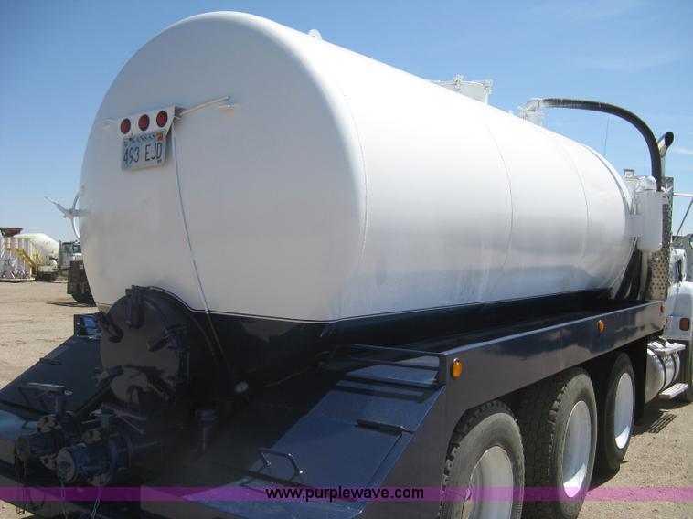 image for item G8410 1994 Ford Aeromax L9000 vacuum tank truck