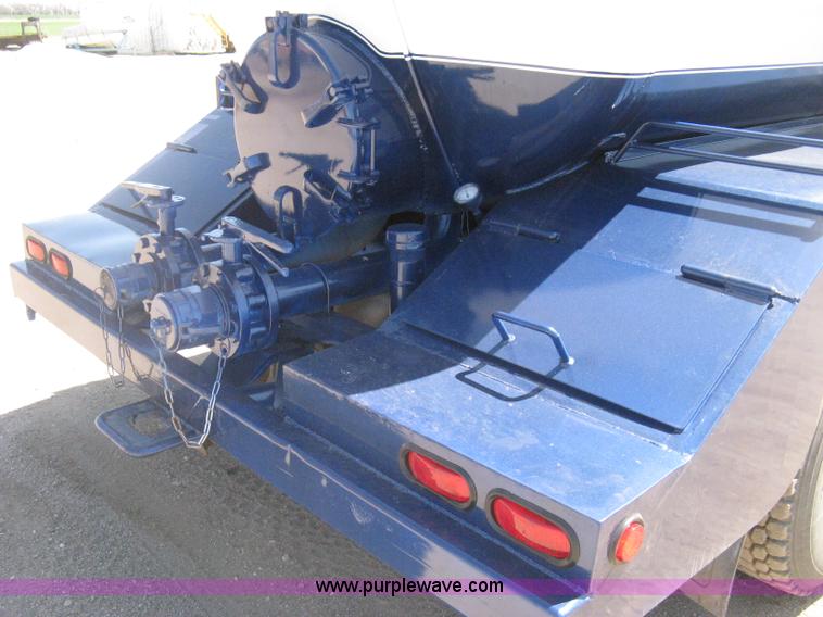 image for item G8410 1994 Ford Aeromax L9000 vacuum tank truck
