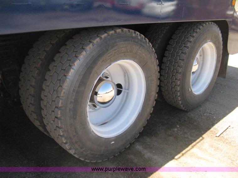 image for item G8410 1994 Ford Aeromax L9000 vacuum tank truck