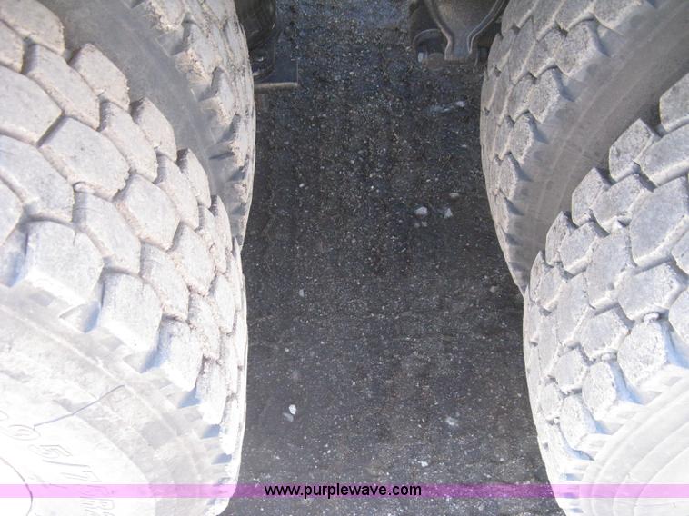 image for item G8410 1994 Ford Aeromax L9000 vacuum tank truck