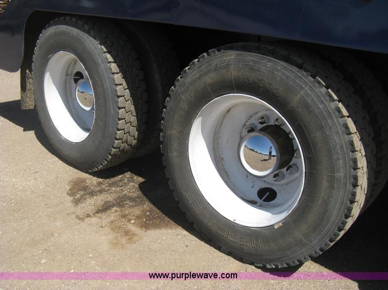 image for item G8410 1994 Ford Aeromax L9000 vacuum tank truck