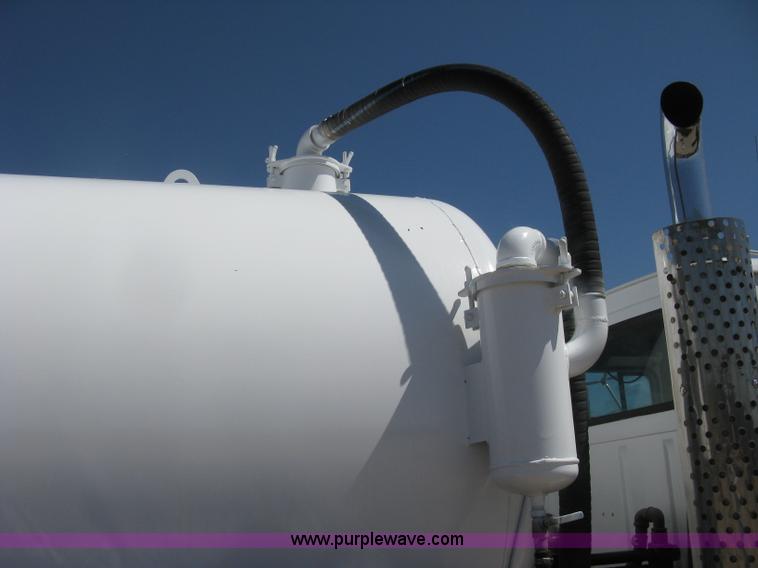 image for item G8410 1994 Ford Aeromax L9000 vacuum tank truck