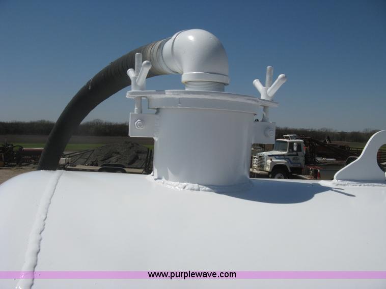 image for item G8410 1994 Ford Aeromax L9000 vacuum tank truck