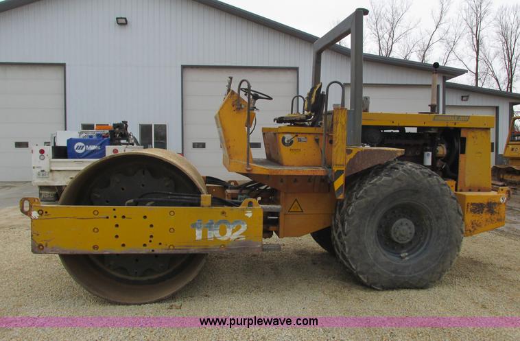 image for item G8779 Vibromax 2000 W1102D vibratory smooth drum roller