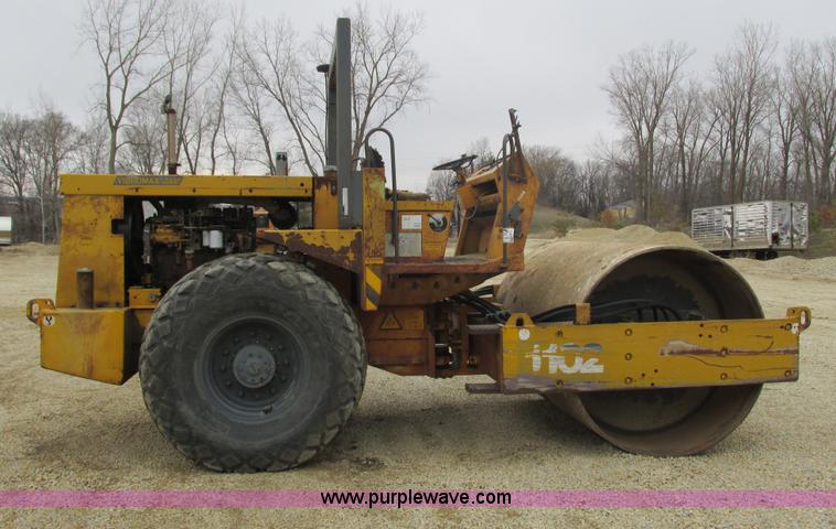 image for item G8779 Vibromax 2000 W1102D vibratory smooth drum roller