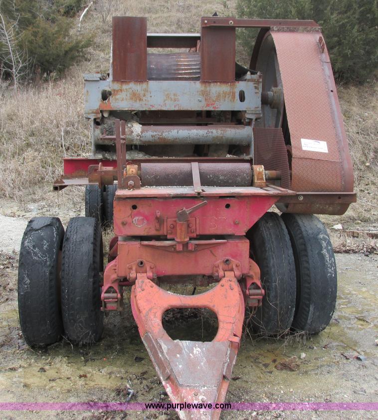 image for item G8785 Austin Western roll crusher