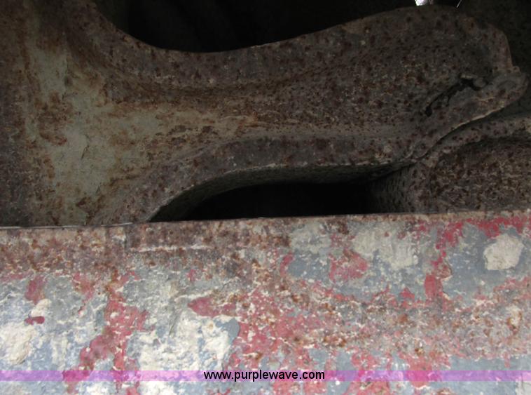 image for item G8785 Austin Western roll crusher