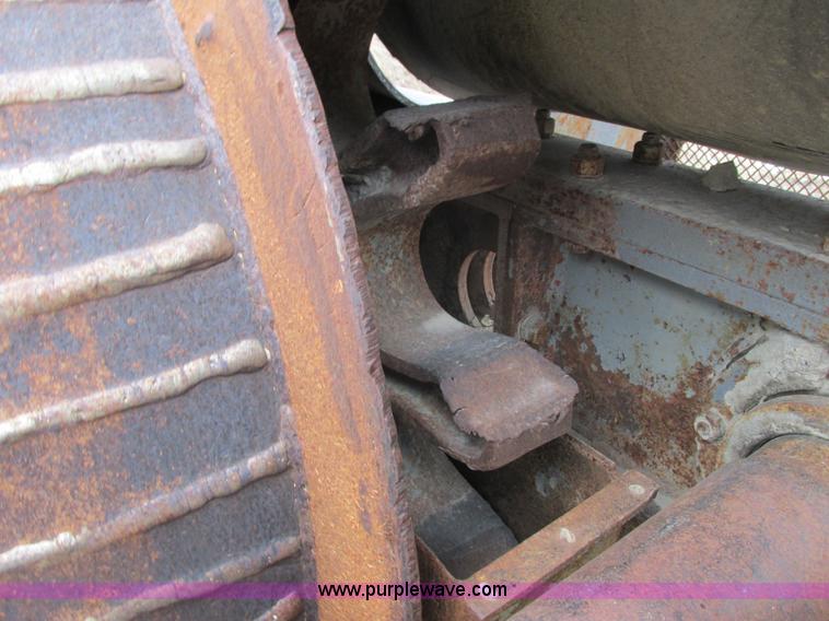 image for item G8785 Austin Western roll crusher