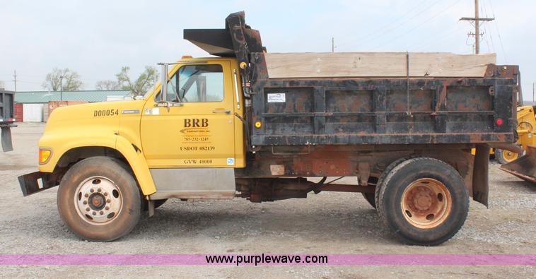 image for item H2596 1996 Ford F800 dump truck