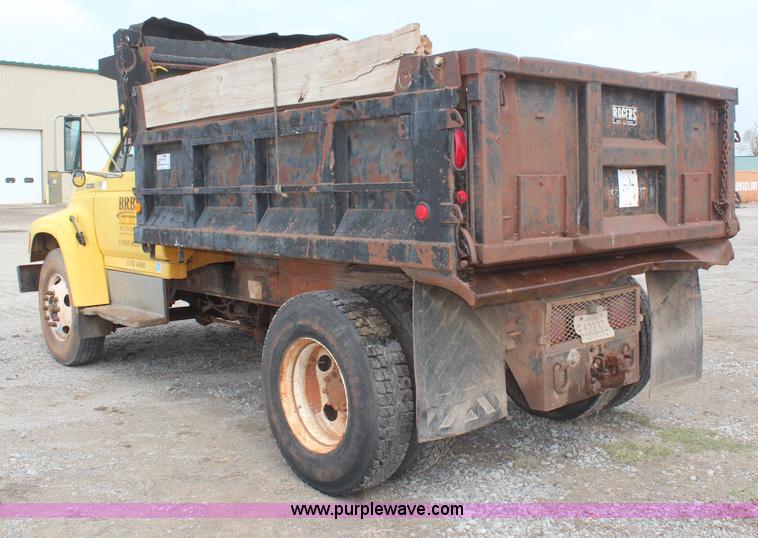 image for item H2596 1996 Ford F800 dump truck
