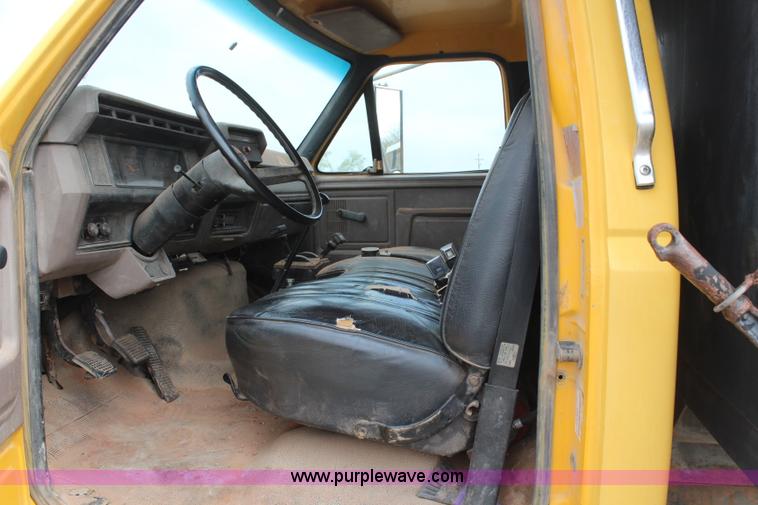 image for item H2596 1996 Ford F800 dump truck