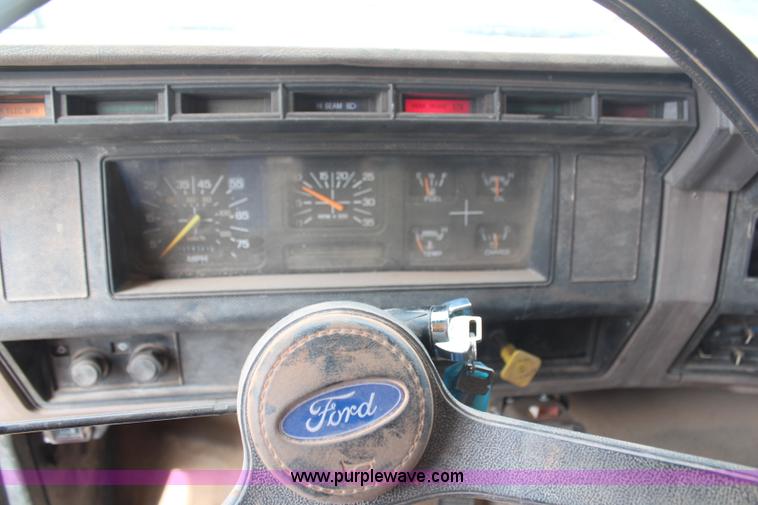 image for item H2596 1996 Ford F800 dump truck