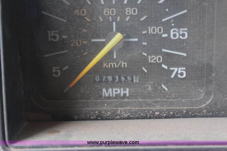 image for item H2596 1996 Ford F800 dump truck