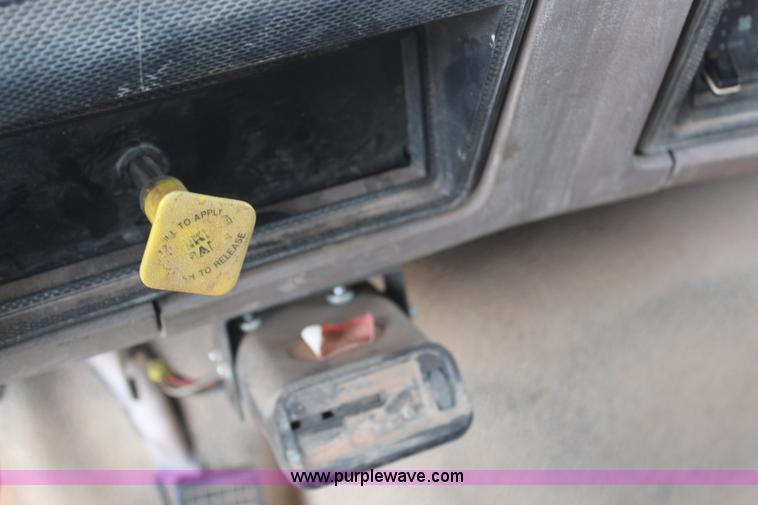 image for item H2596 1996 Ford F800 dump truck